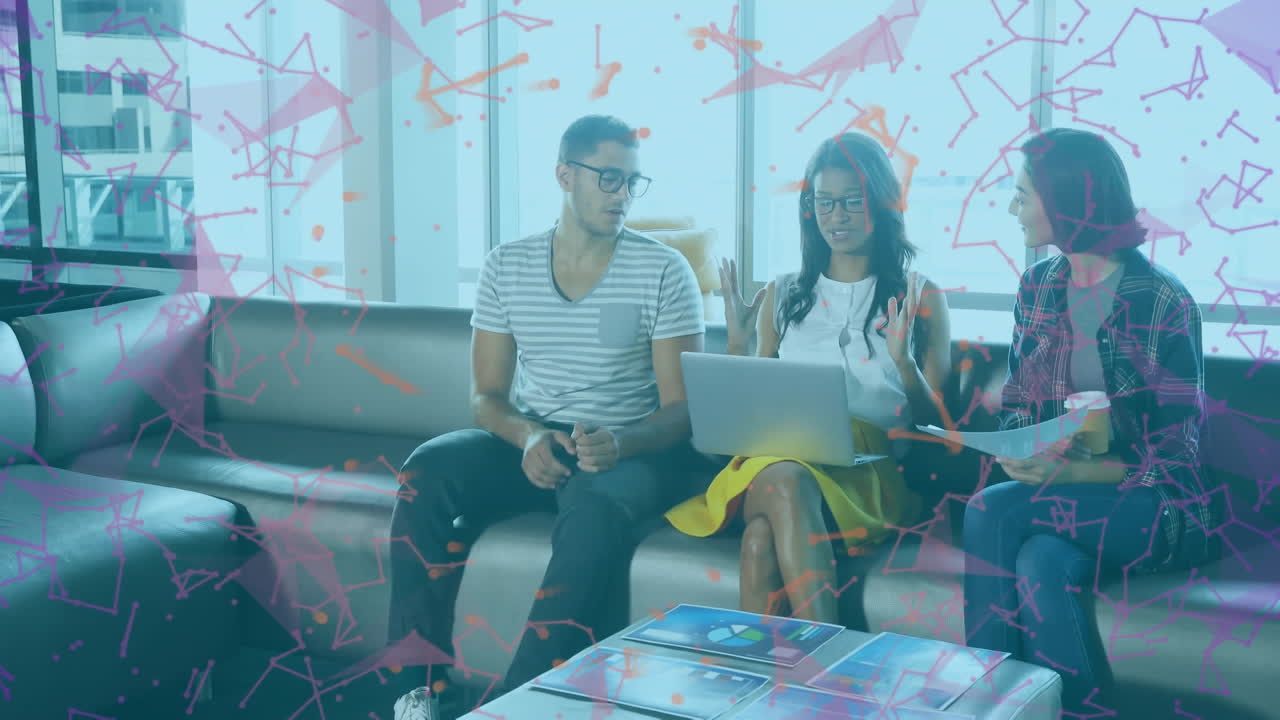 animación del procesamiento de datos sobre diversas personas de negocios en la oficina