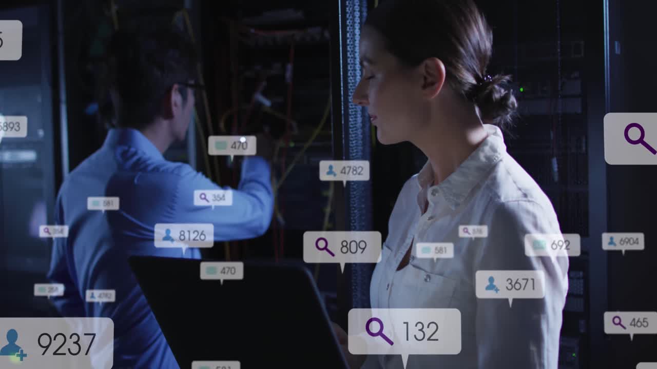 Animasjon av varslingsfelt over ulike ingeniører som sjekker datasystemet med en bærbar datamaskin.