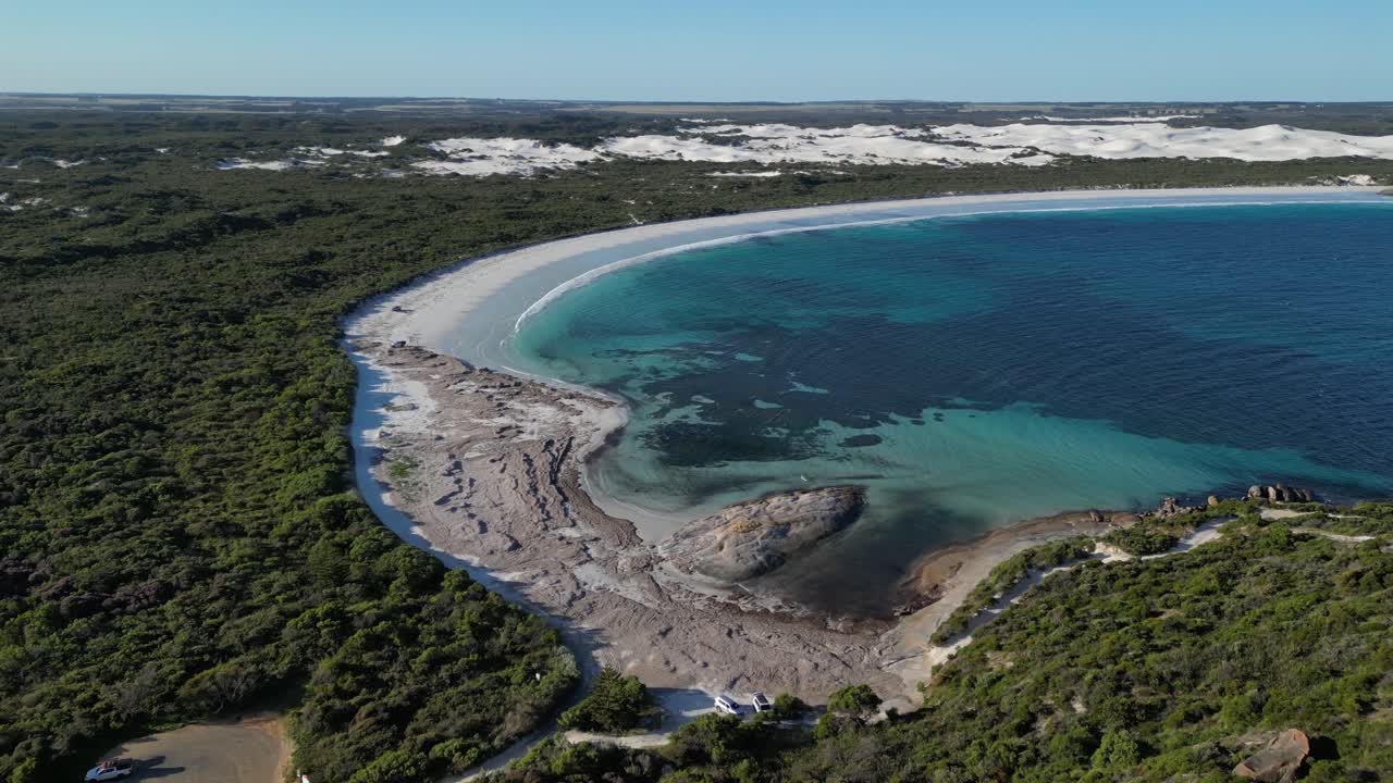 прекрасный пляж уайли-бэй-рок в западной австралии с чистой водой и коралловым рифом