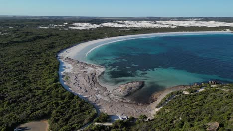 hermosa playa de wylie bay rock en australia occidental con aguas claras y arrecifes de coral