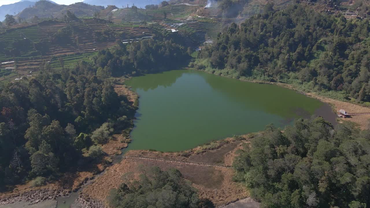 Descarga Gratis Vídeos De Stock De Telaga Warna O Colors Lake, Es Un ...