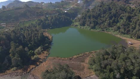 Telaga-Warna-O-Colors-Lake,-Es-Un-Destino-Famoso,-Telaga-Warna-Está-Ubicado-En-Dieng-Highland,-Wonosobo,-Java-Central,-Indonesia