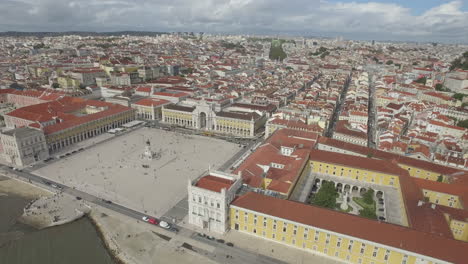 Hermosa-Toma-En-La-Plaza-Terreiro-Do-Paço-En-Lisboa,-Portugal