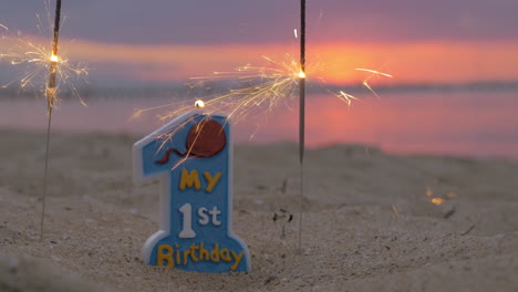 uma vela de aniversário de um menino de um ano na praia