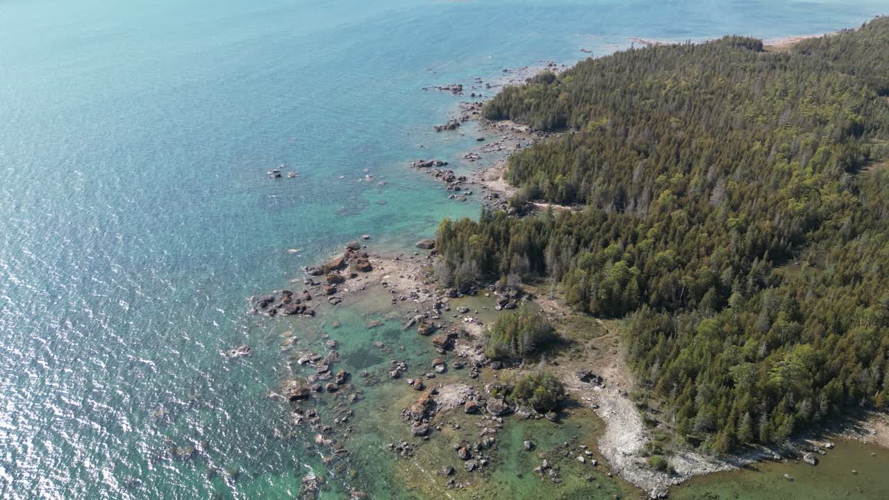미시간 주 휴론 호수 의 숲 이  ⁇ 인 바위 호수 해안선 의 공중 사진