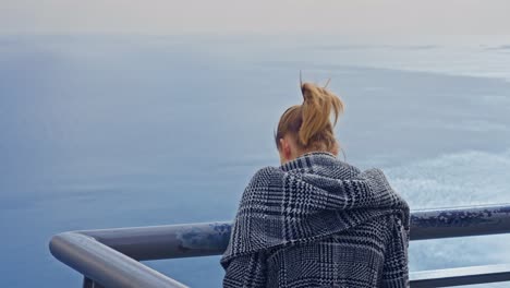 Mujer-Mirando-La-Vista-En-El-Borde