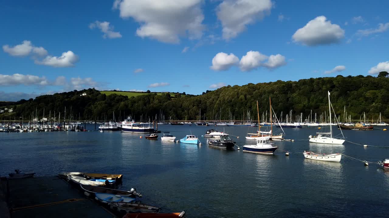 Ripresa in time-lapse di navi e barche ancorate alla foce del fiume Dart a Dartmouth durante una giornata di sole.