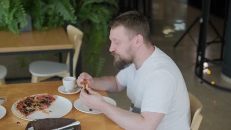 couple eating pizza in a restaurant