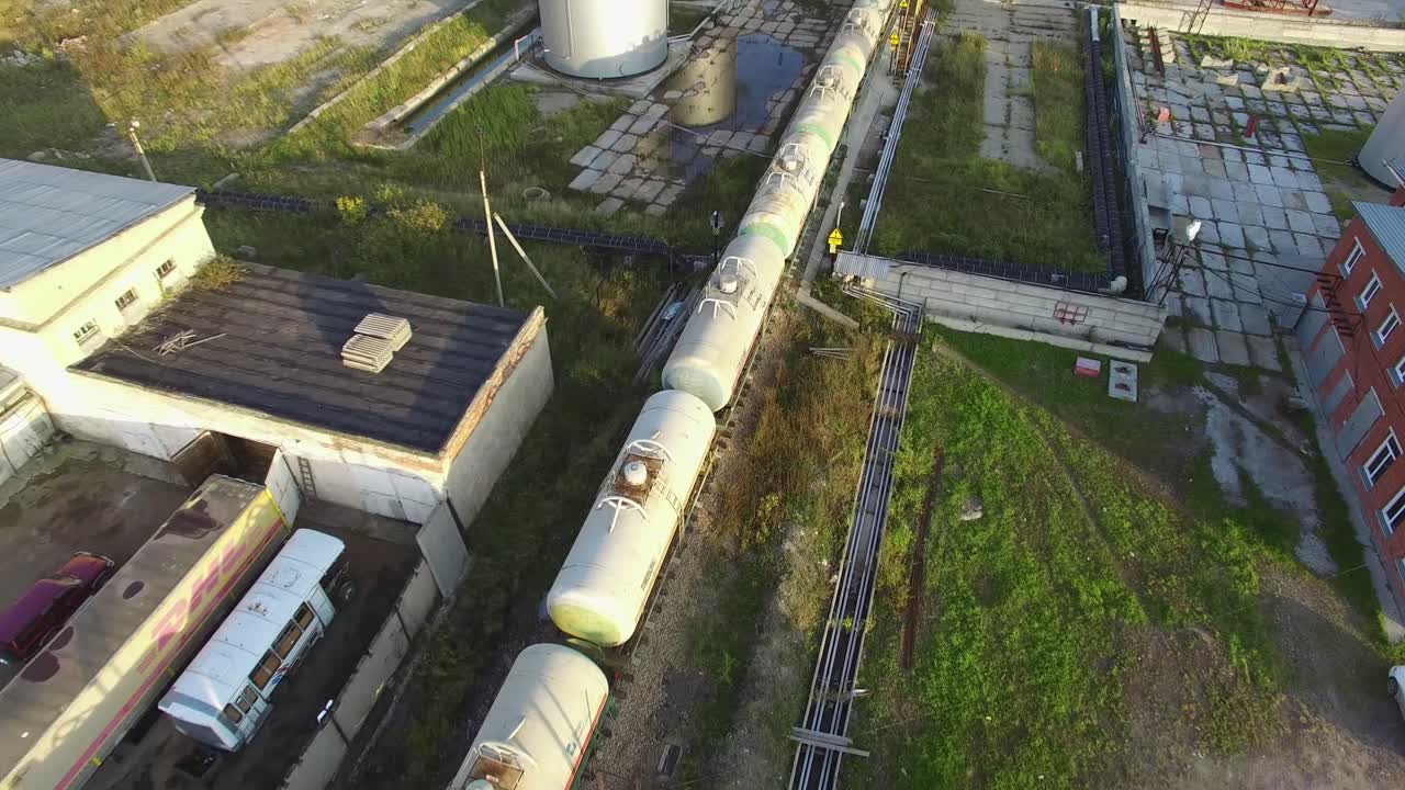 공장 지역과 크차 및 저장 크의 공중 사진