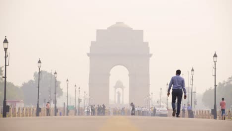 India-Gate-Im-Winter-Mit-Dunst-Und-Verschmutzung