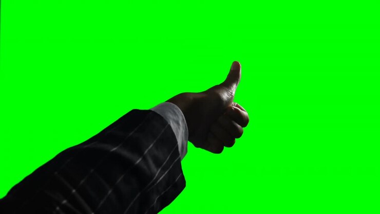 Persona che fa un gesto con la mano su sfondo green screen