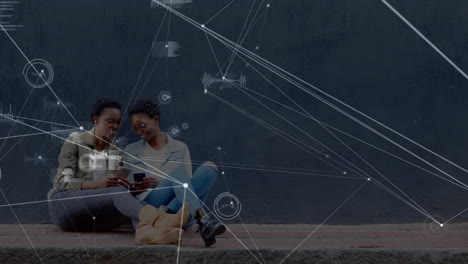 animación de conexiones sobre felices gemelos afroamericanos mujeres que usan teléfonos inteligentes