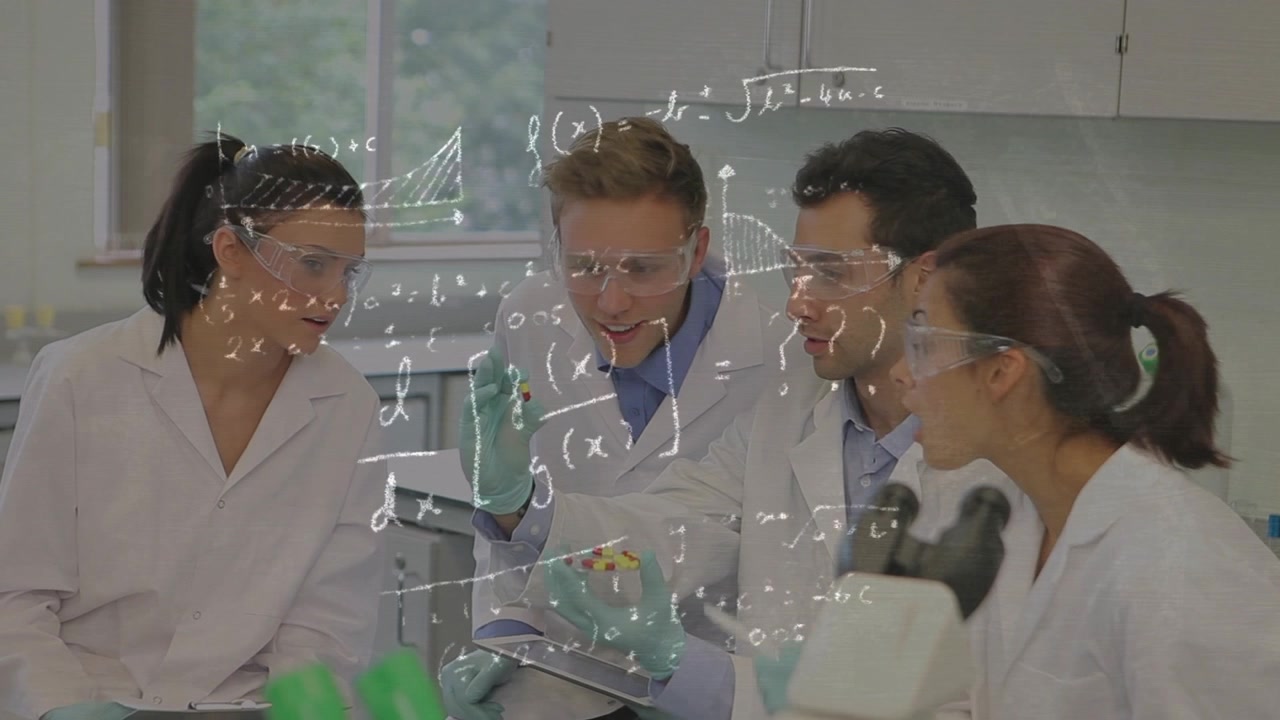 Sjefsforsker presenterer en prøve, teamet undersøker og analyserer notater mens formler overlapper teamet.