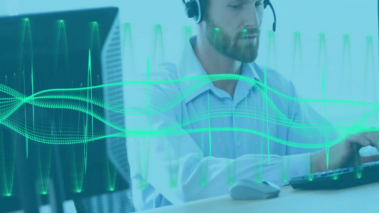 Ao receber uma chamada, agentes de helpdesk digitam, e um agente masculino navega com o mouse enquanto uma forma de onda pulsa.