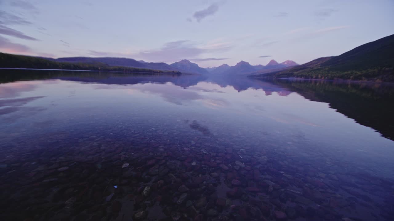 몬태나 주 맥도날드 호수 의 다채로운 해가 지는 곳 에서 호수 를 가로질러 보이는 가을 장면