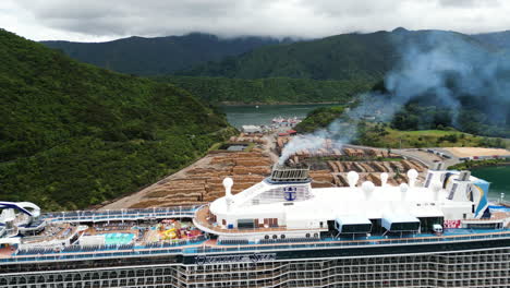 crucero atracado en el muelle de waitohi con troncos de árboles cortados en el fondo en picton, bahía de shakespeare, nueva zelanda