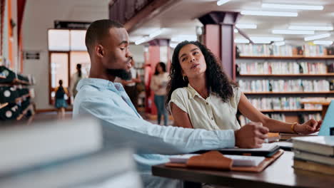 estudiantes que colaboran en una biblioteca