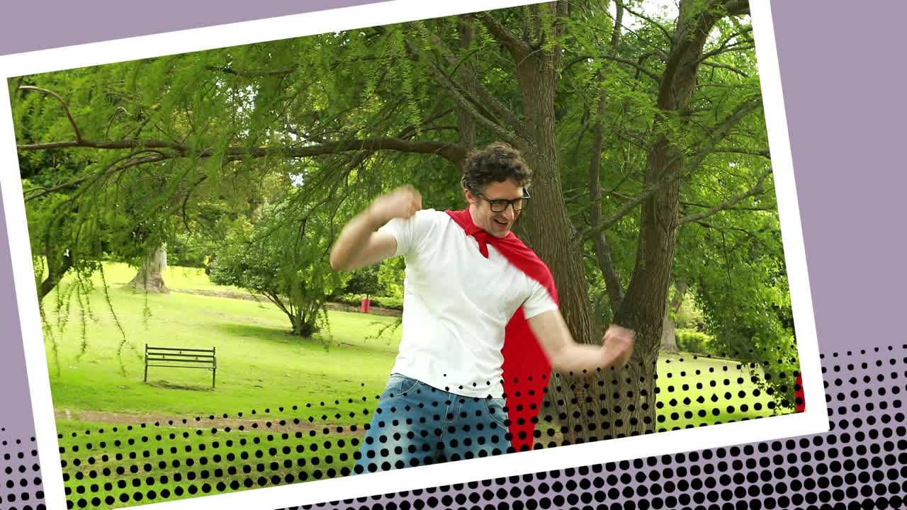 el hombre jugando con su hijo en el parque