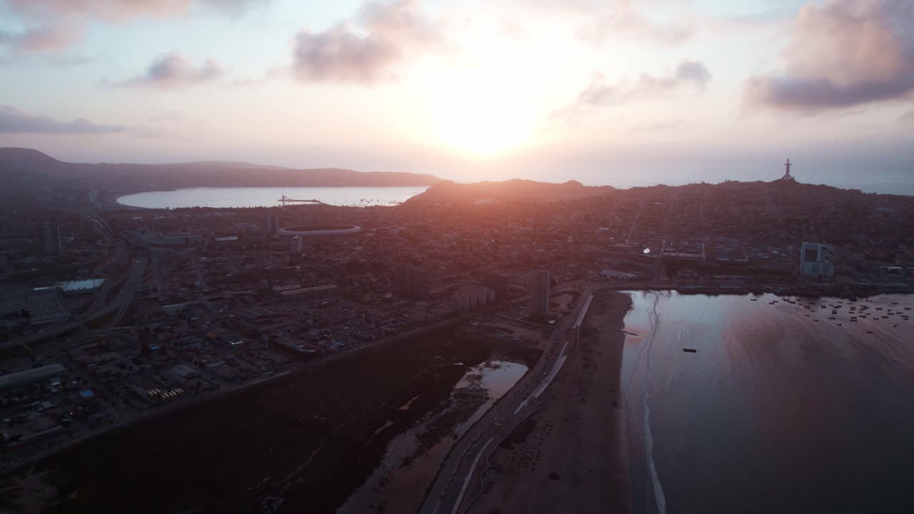cielo del atardecer sobre la ciudad de coquimbo con cruz del tercer milenio en chile