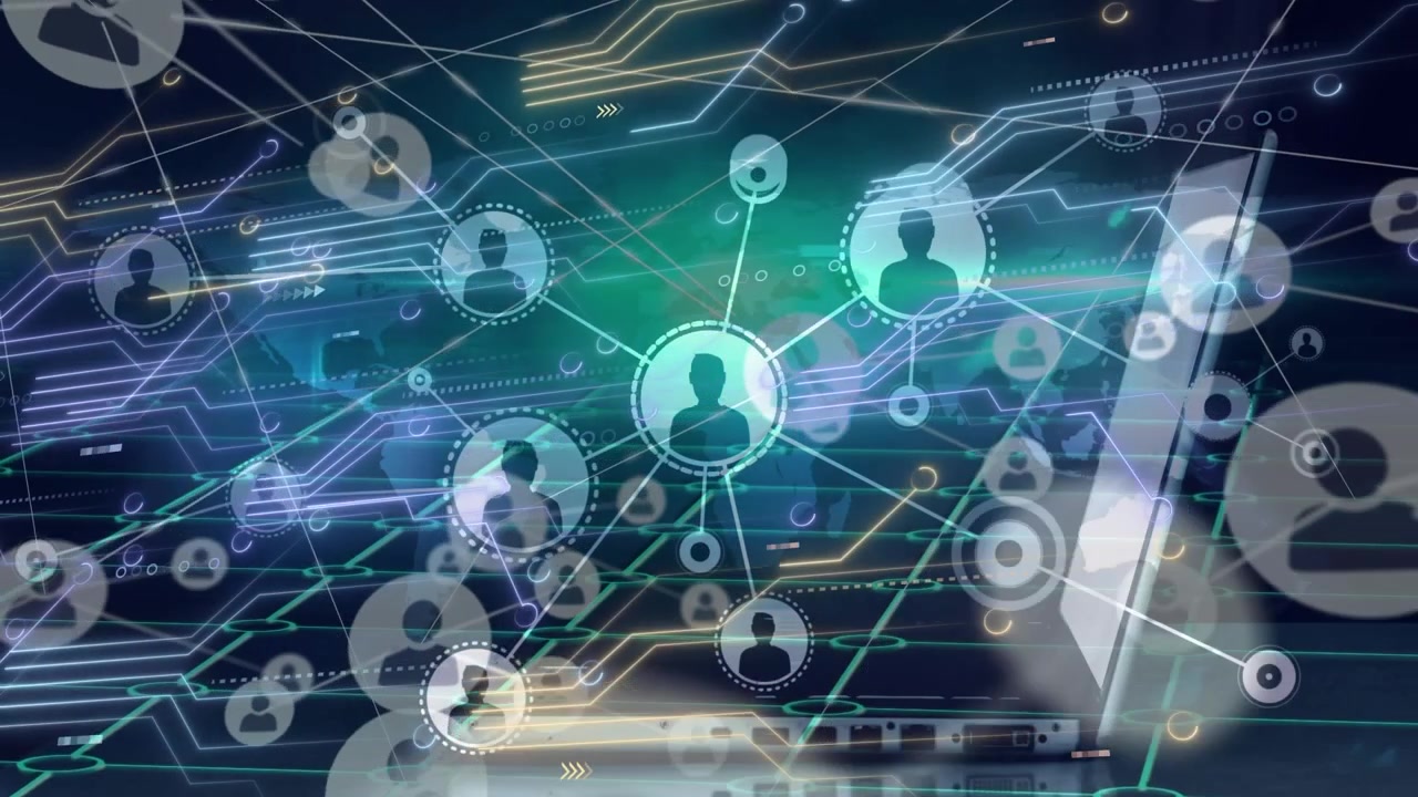 Animazione di elaborazione dati con una rete di connessioni su un laptop su sfondo nero.