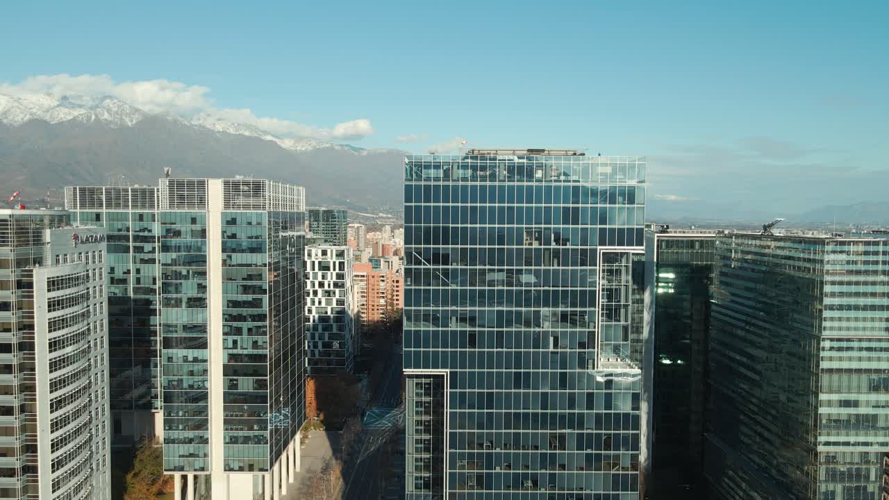 centro financiero y modernos edificios de oficinas en nueva las condes, ciudad de santiago, chile con vistas a las cordilleras nevadas de los andes al fondo