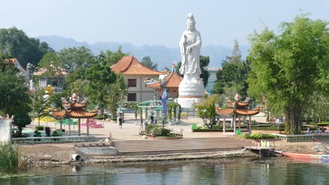 Buddha-Statue-Am-Fluss-Kwai,-Bangkok,-Thailand