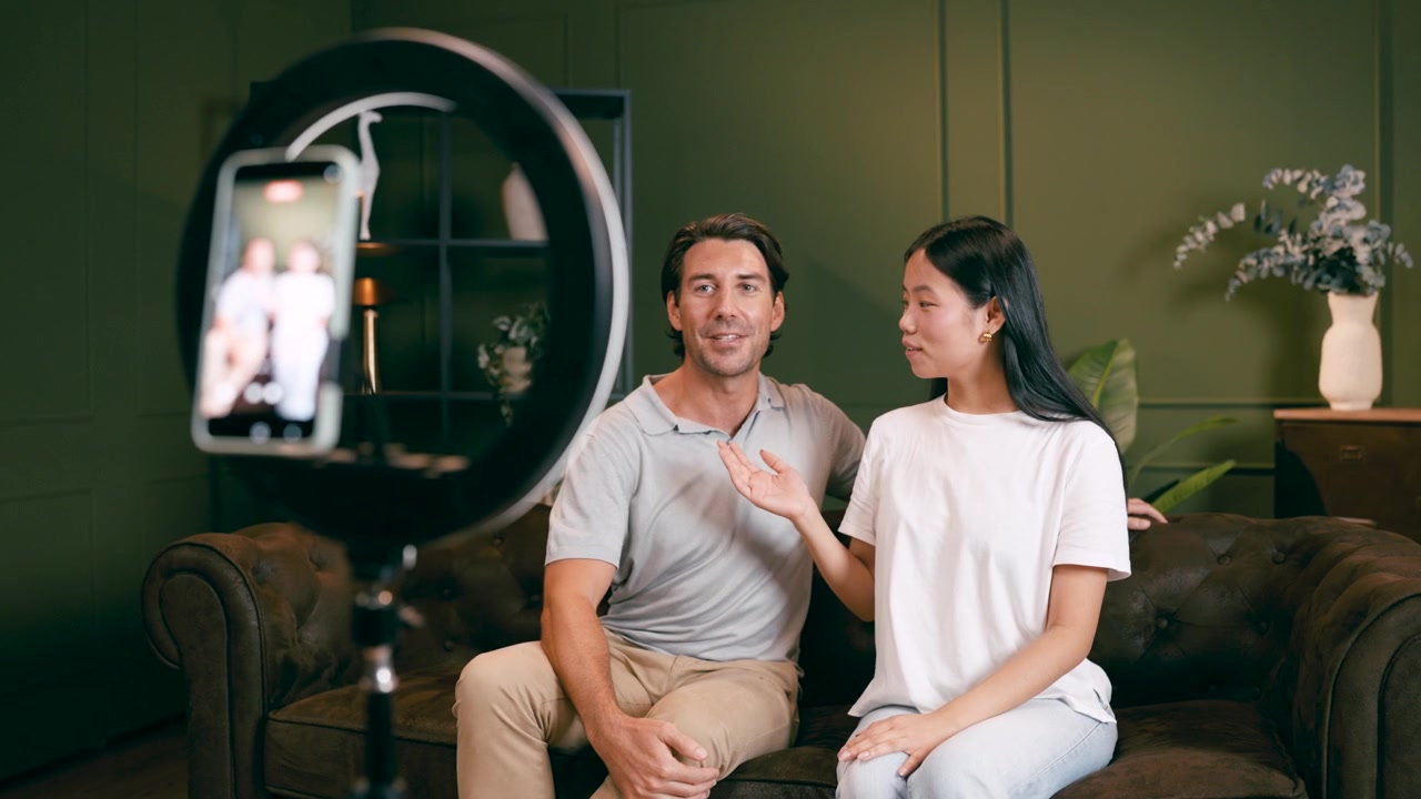 Coppia che registra contenuti video per i social media in studio