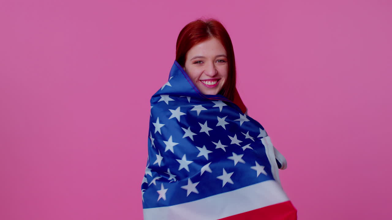 alegre adolescente agitando y envolviéndose en la bandera de los estados unidos de américa, celebrando los derechos humanos y las libertades