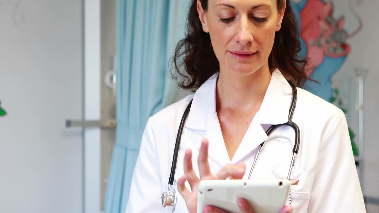 Doctora usando tableta digital