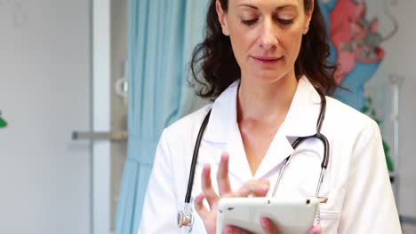 doctora que usa una tableta digital