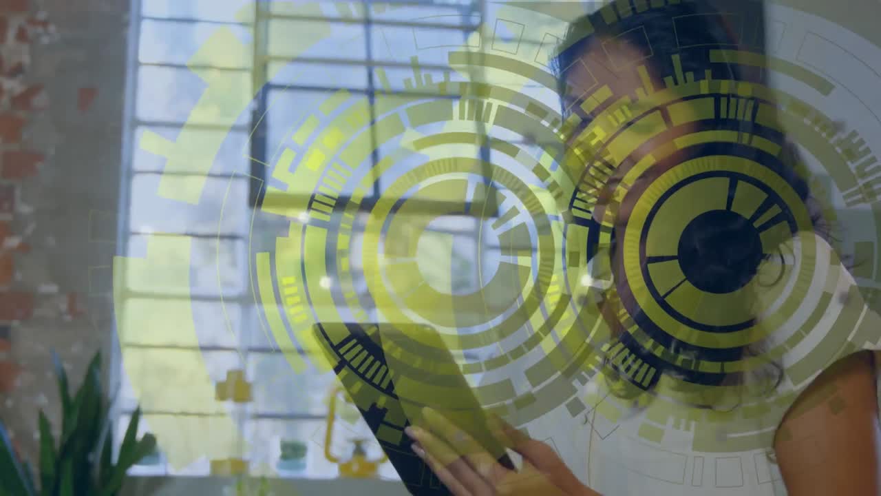 animación del procesamiento de datos sobre una mujer que usa una tableta