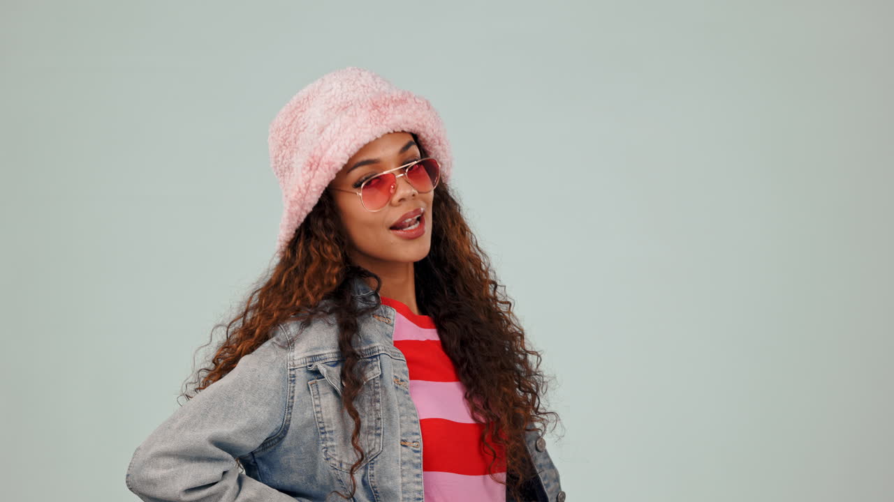 moda, gafas de sol y mujer en el estudio con paz