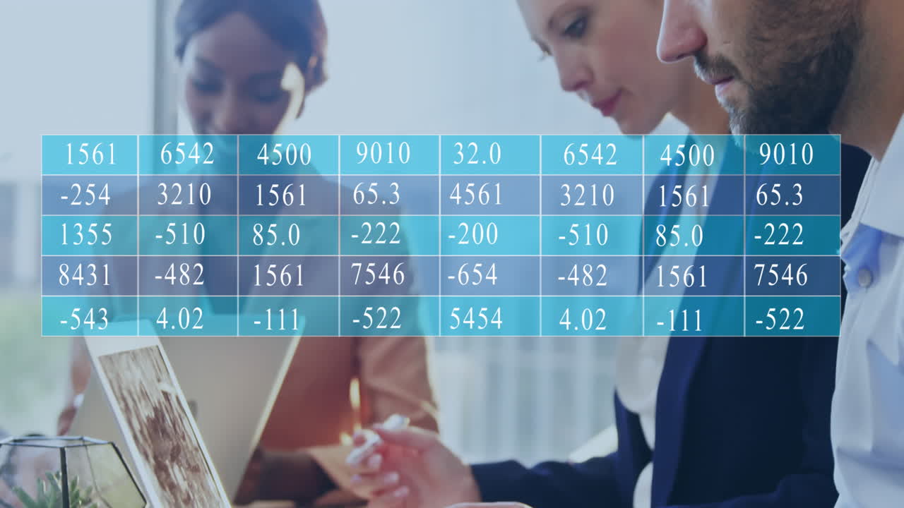animación de la mesa con números sobre diversos compañeros de trabajo que trabajan en la computadora portátil en la oficina