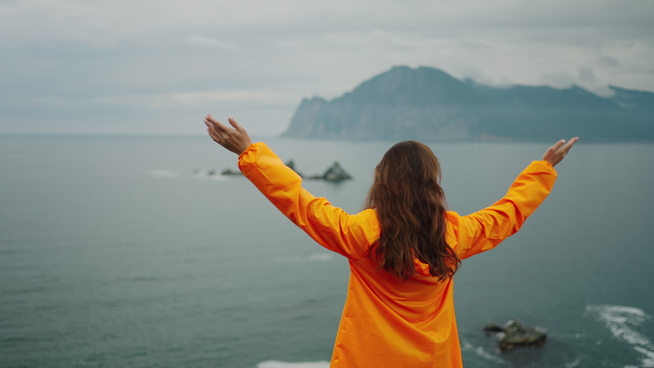 mujer disfrutando de la vista desde un punto de vista costero
