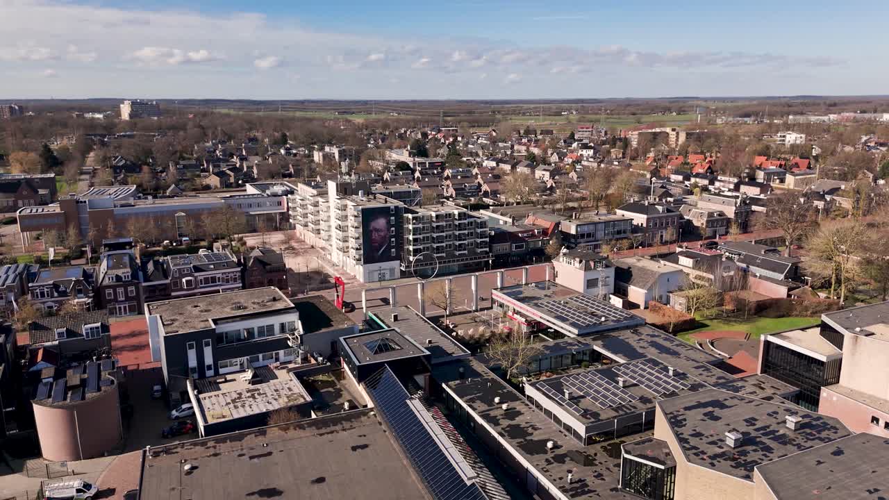 Vista aerea di una piccola città con edifici residenziali e pannelli solari sui tetti