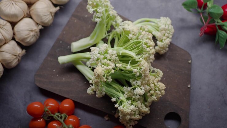 Fresh Cauliflower Florets with Garlic, Tomatoes, and Chili Peppers