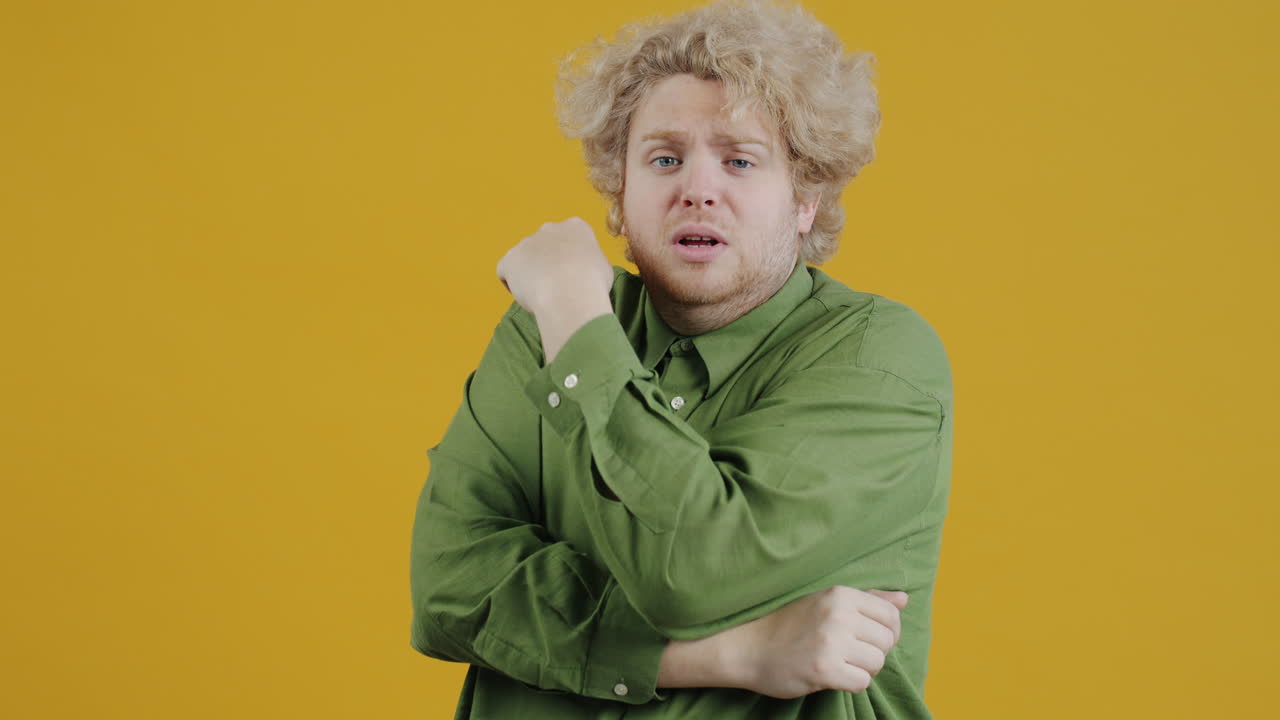 hombre expresando disgusto