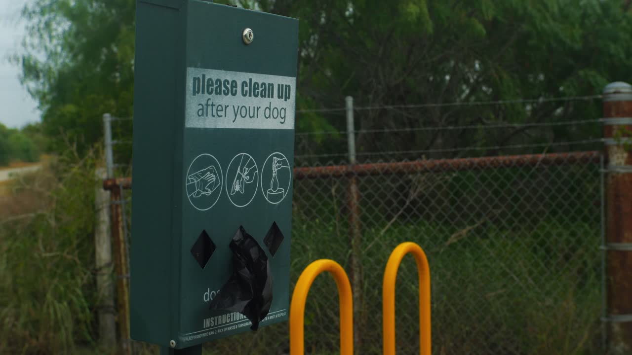 limpie después de que su perro firme con bolsas de caca de mascotas