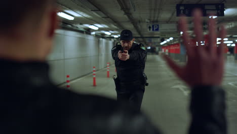 Policía-Arrestando-A-Un-Criminal-En-La-Operación.-Policía-Masculino-Apuntando-Al-Sospechoso-Con-Una-Pistola