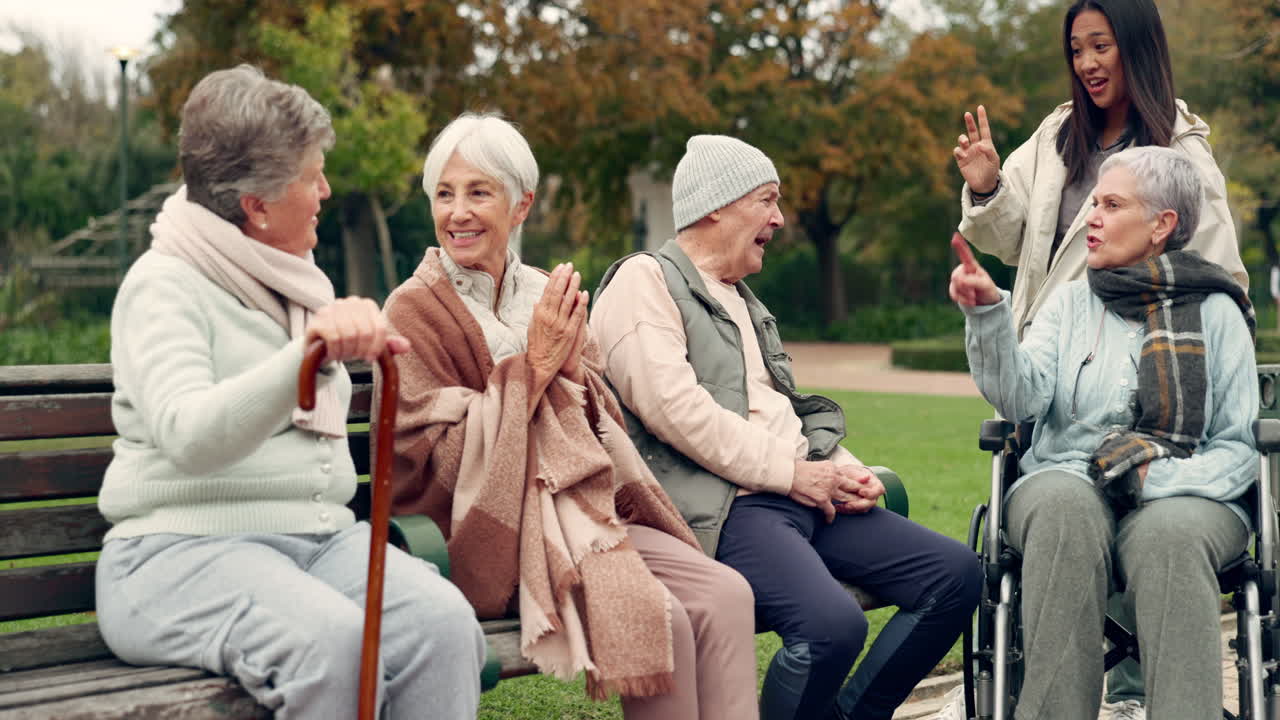 공원 에 있는 친구 들, 은퇴자 들, 노인 들