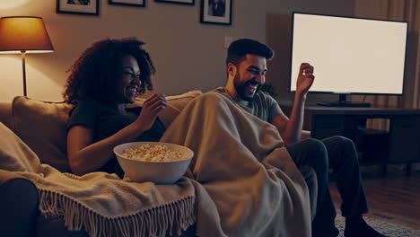 pareja disfrutando de una noche de cine en casa