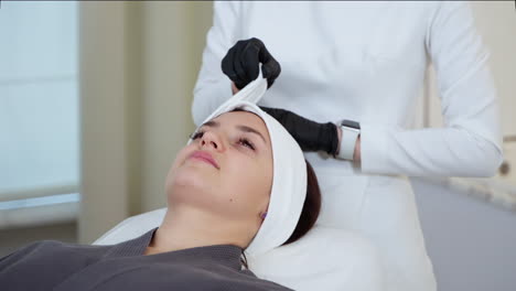 tratamiento facial en un spa