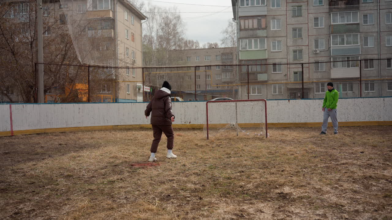 diferentes mujeres jugando al fútbol, mujeres preparándose para marcar un gol en el partido, varias mujeres concentradas en la portería durante el partido de fútbol, varias atletas participando en un partido de fútbol competitivo con el objetivo de marcar un gol