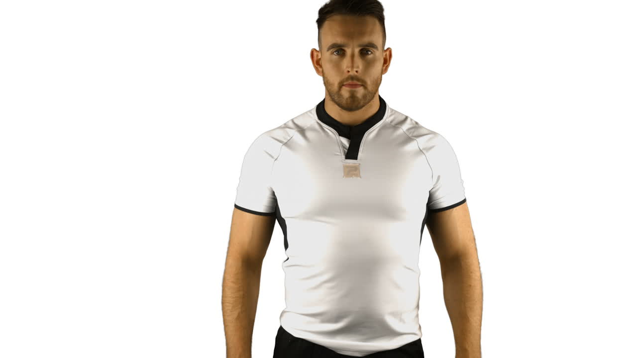 jugador de rugby serio posando cara a la cámara