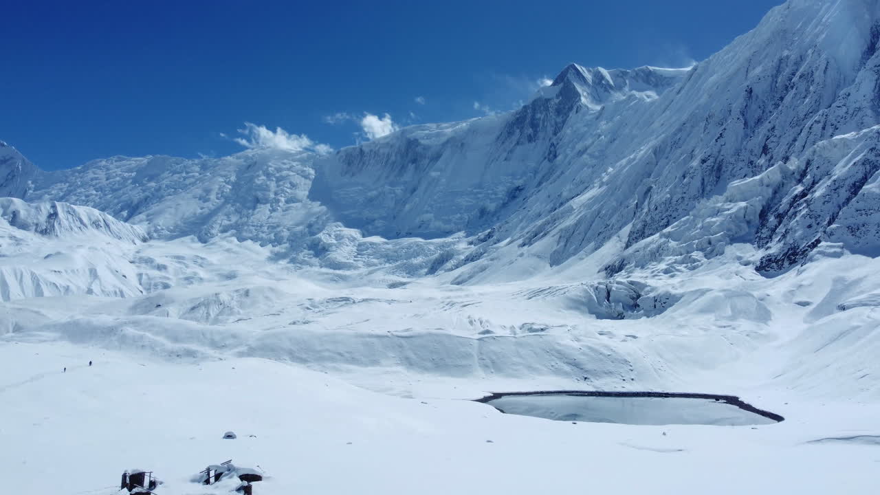 마 ⁇  네팔에서 눈으로  ⁇ 인 산으로 둘러싸인 눈  ⁇ 은 땅의 드론  ⁇