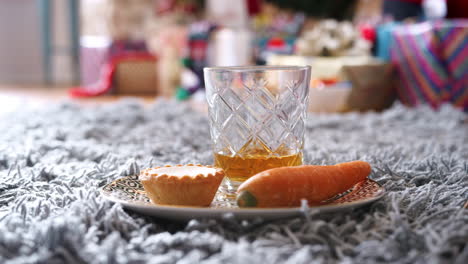 Mince-Pie-Mit-Karotten-Und-Einem-Glas-Whiskey,-Der-Am-Heiligabend-Für-Den-Weihnachtsmann-übrig-Bleibt