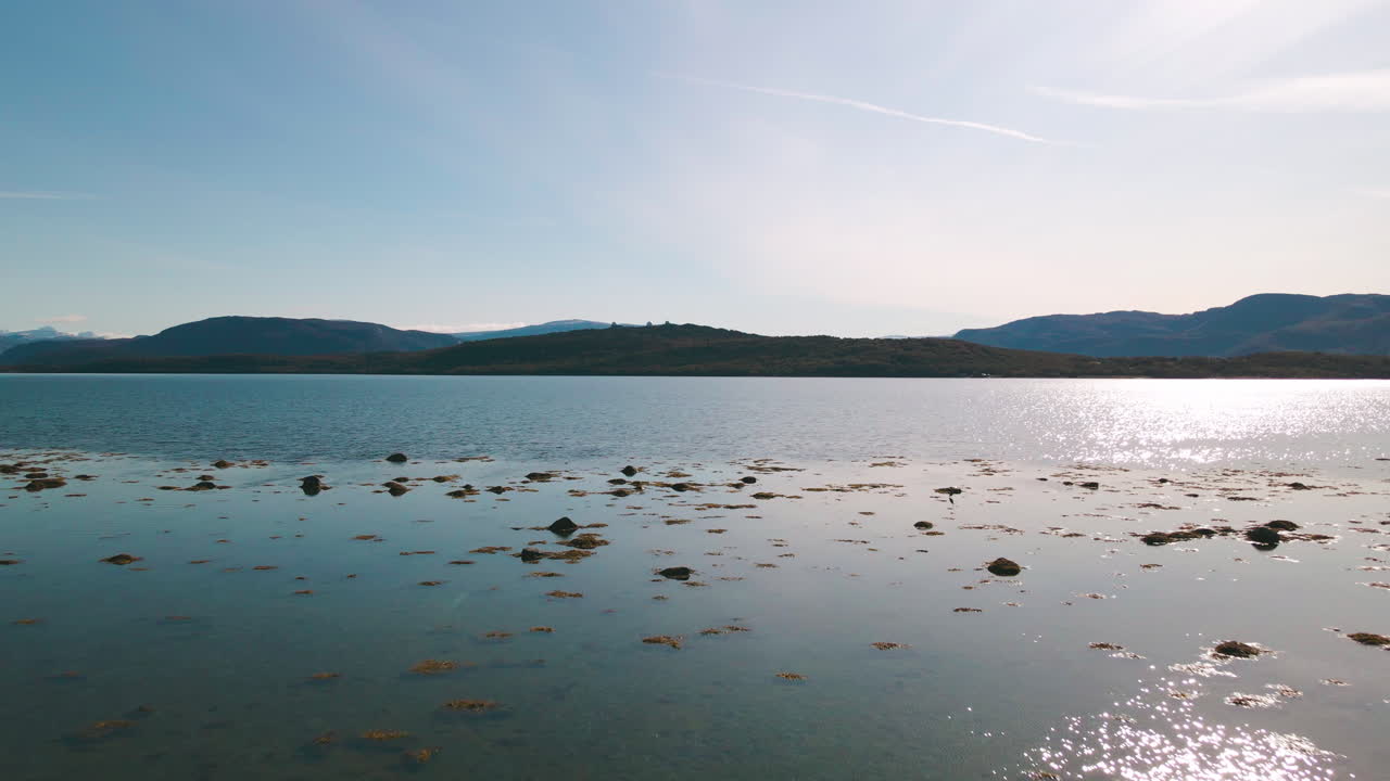 노르웨이의 화창한 날 스키에르스타드 피오르드를 향해 낮은 영화 드론 비행