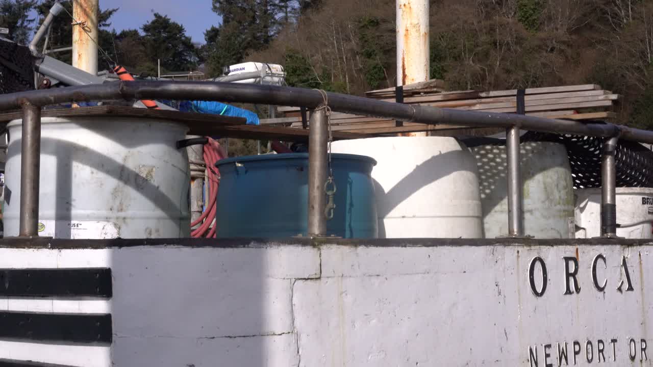 항구에 정박한 어선