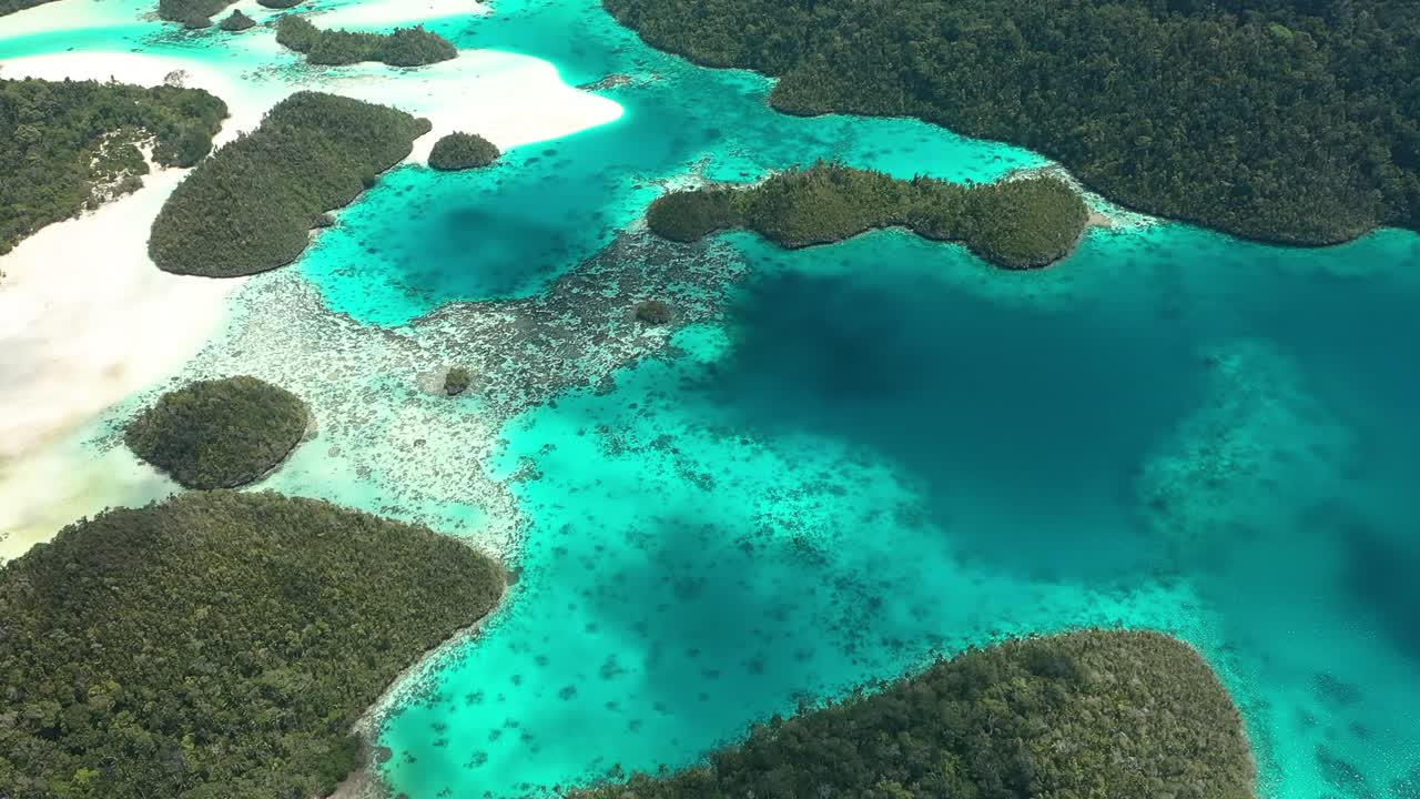 excelente toma aérea de las islas wayag, raja ampat, indonesia, con las sombras de las nubes que pasan visibles en el agua azul clara
