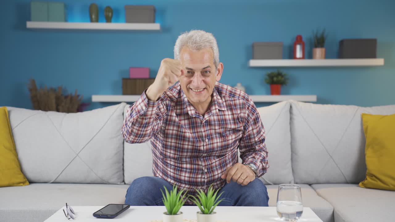 hombre experimentando alegría mirando a la cámara.